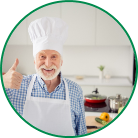 Senior mit Kochmütze, Daumen nach oben