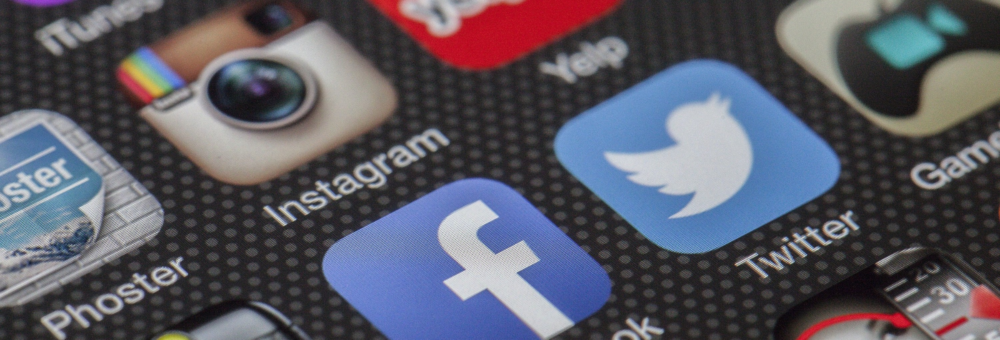 Das Bild zeigt Piktogramme von verschiedenenen Social-Media-Kanälen