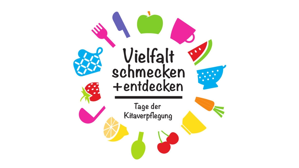 Verschiedene Obst- und Gemüsesorten sind neben Topflappe, einer Suppenkelle, einem Siebt und Besteck im Kreis angeordnet.. In der Mitte stehe "Vielfalt schmecken und entdecken"